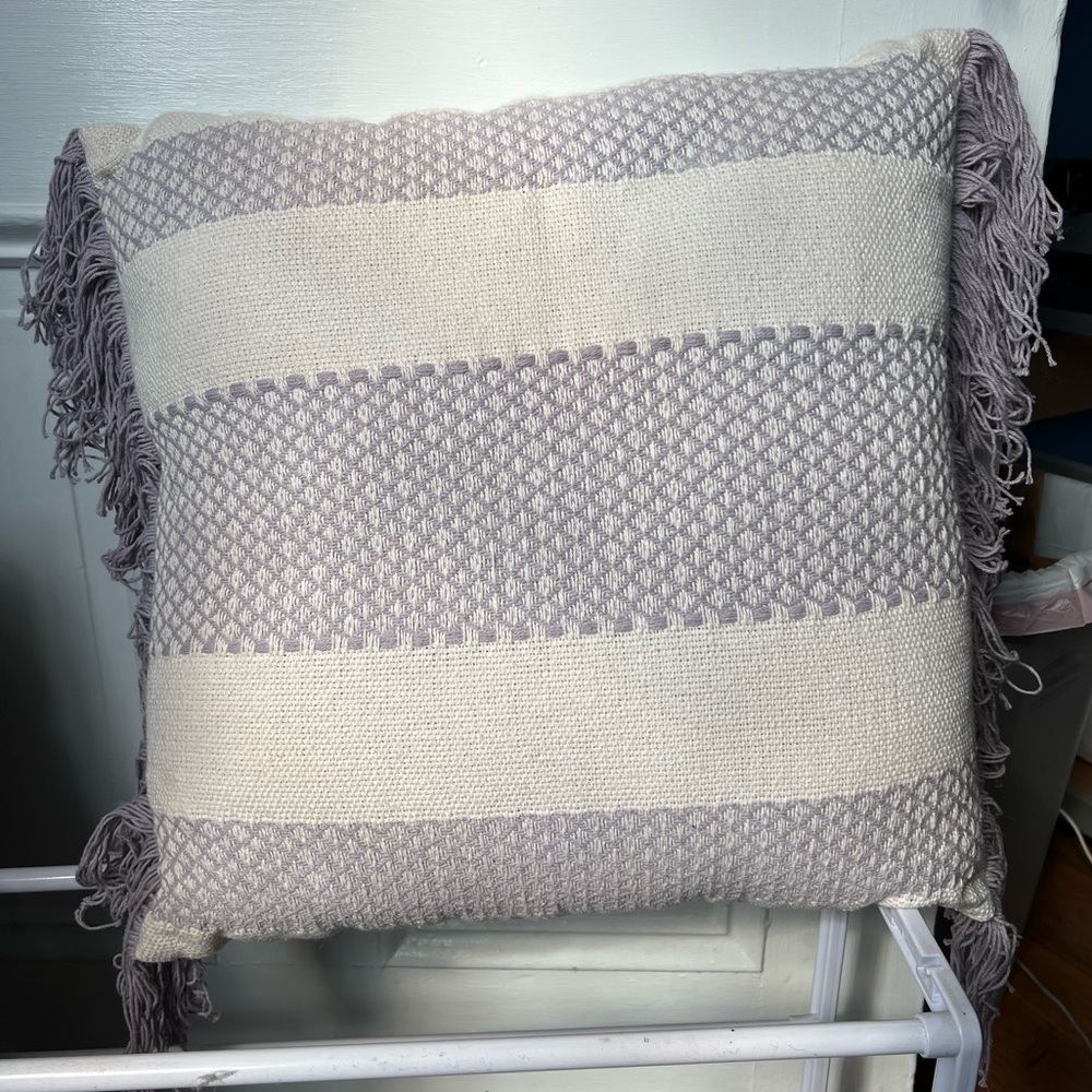 Super cute knit throw pillow with side fringe!